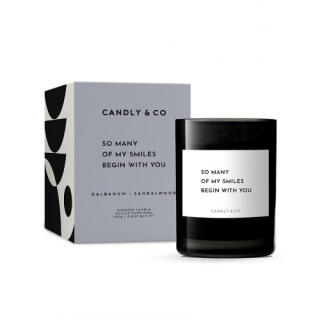 Świeca sojowa Candly & Co 250 g, zapach No.6 Galbanum i Drzewo Sandałowe, w szkle z cytatem Many Of My Smiles Begin With You